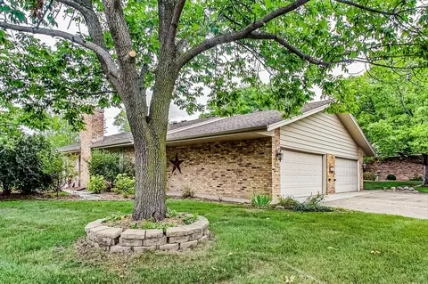 2260 Country Ln, Minnetonka, MN 55305