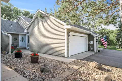 979 Winterberry Dr, Woodbury, MN 55125