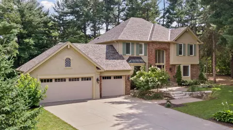 8917 Hunters Trl, Woodbury, MN 55125