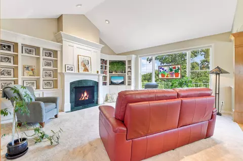 2 Hawthorne Ct, North Oaks, MN 55127