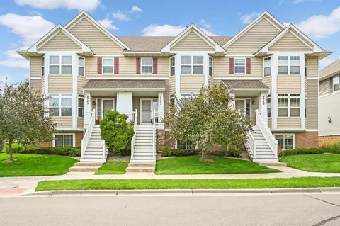 2787 Arona St, Roseville, MN 55113