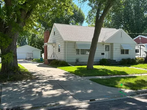709 5th St SW, Waseca, MN 56093