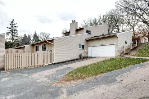 5606 N Innsbruck Ct, Fridley, MN 55432