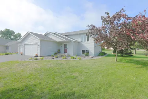 440 Lake Dr, Winsted, MN 55395
