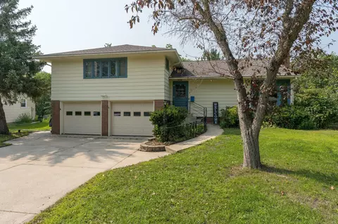 726 Lower Johnson Cir, Saint Peter, MN 56082