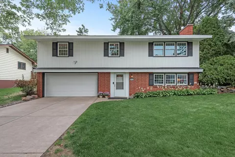 2339 Auerbach Ave, Roseville, MN 55113