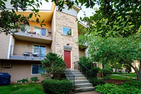 2250 Ridge Dr #34, Saint Louis Park, MN 55416