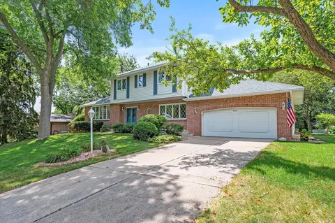 4717 Normandale Highlands Dr, Bloomington, MN 55437