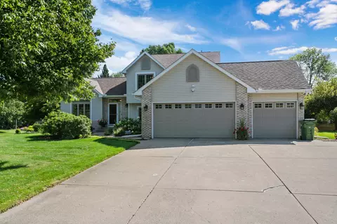 6334 W Shadow Lake Dr, Lino Lakes, MN 55014