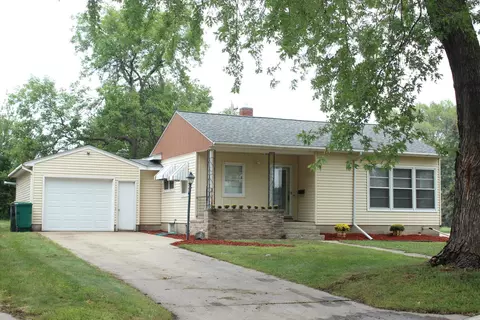 1827 15th St E, Glencoe, MN 55336