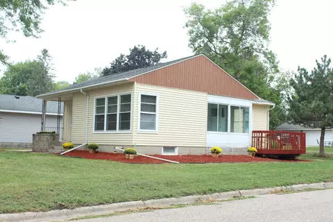 1827 15th St E, Glencoe, MN 55336 photo 2