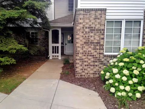 1063 Duckwood Dr #101, Eagan, MN 55123
