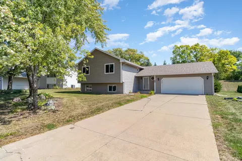 1981 Waterford Ln, Chaska, MN 55318