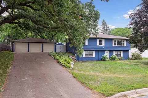 4098 Diamond Dr, Eagan, MN 55122