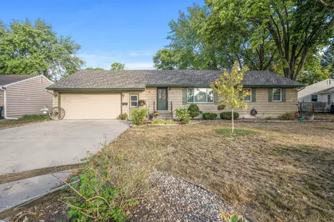 1345 Valley St, Chaska, MN 55318