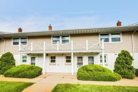 1351 Colonial Dr, Roseville, MN 55113