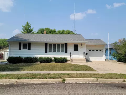 1007 Pine Ave, Marshall, MN 56258 photo 2