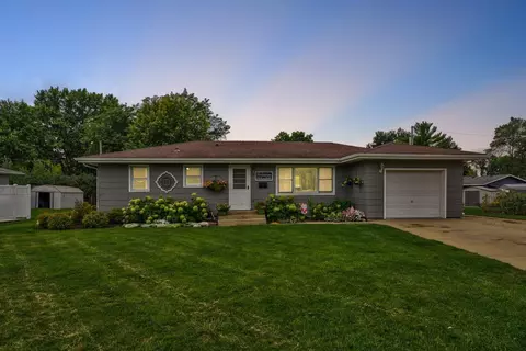 2 Laurel Ct, Faribault, MN 55021