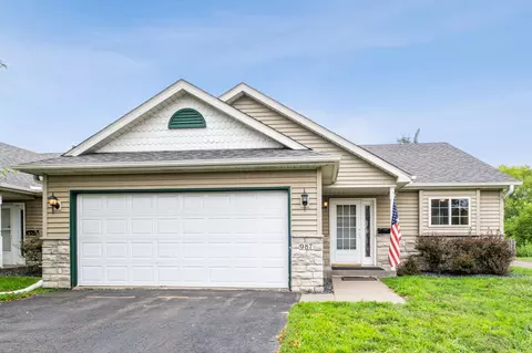 987 County Road D E, Maplewood, MN 55109