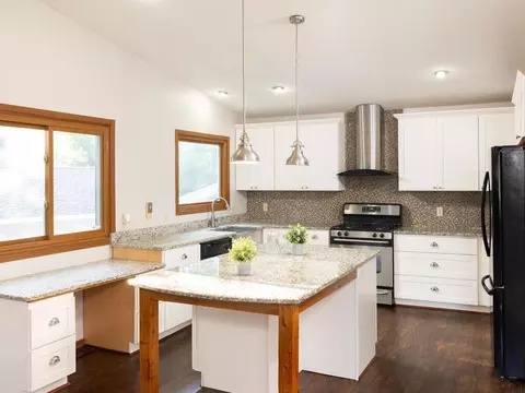 859 Rogers Ct, Eagan, MN 55123
