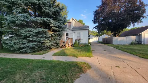 309 S 6th St, Marshall, MN 56258