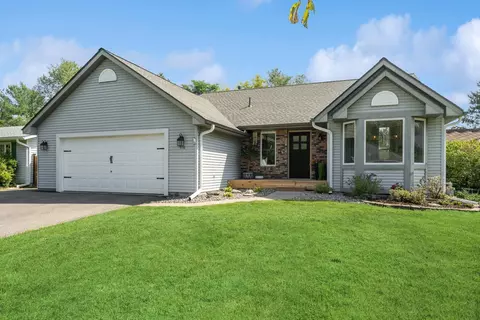 910 Grandview Dr, Hudson, WI 54016