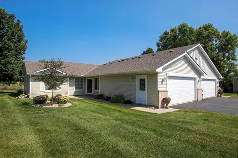 848 Greensview Ct NW, Hutchinson, MN 55350