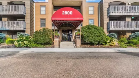 2800 Hamline Ave N #106, Roseville, MN 55113