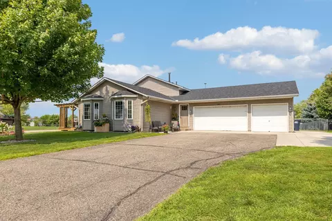 1000 Lacy Ln, Belle Plaine, MN 56011