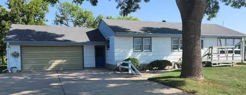 310 1st St, Windom, MN 56101