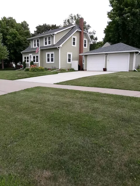 328 E 12th St, Blue Earth, MN 56013