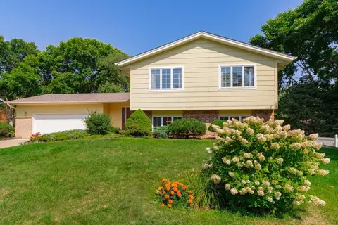 5206 Overlook Dr, Bloomington, MN 55437