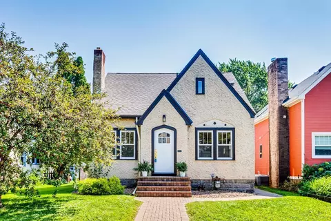 578 Saratoga St S, Saint Paul, MN 55116