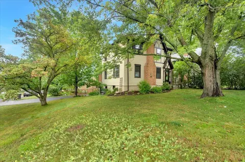 202 W Arrowhead Rd, Duluth, MN 55803 photo 2