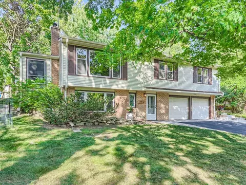 13910 Knollway Dr S, Minnetonka, MN 55305