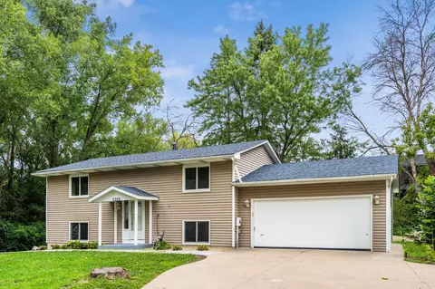 2309 Woodbridge Cir, Roseville, MN 55113