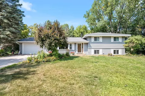 2904 Country Wood Dr, Burnsville, MN 55337