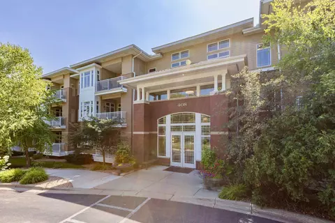 408 Parkers Lake Rd #204, Wayzata, MN 55391