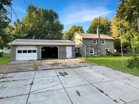 621 1st St E, Tracy, MN 56175