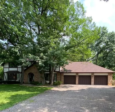 1236 Nursery Hill Ct, Arden Hills, MN 55112