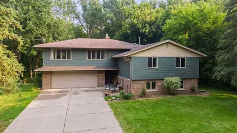 899 Millwood Ave, Roseville, MN 55113