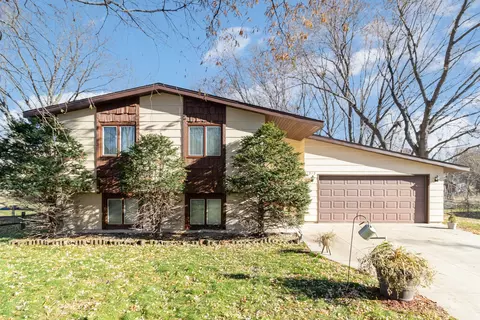 5272 Red Oak Dr, Mounds View, MN 55112