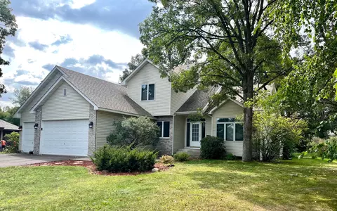 6139 Glacier Dr, North Branch, MN 55056