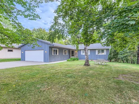 220 Iverson Cir, Hudson, WI 54016