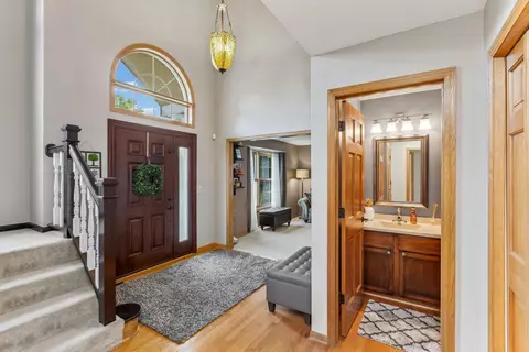680 Oxford Rd, Eagan, MN 55123 photo 2