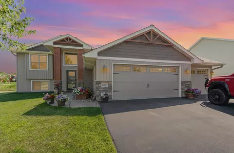 1208 W Edge Pl, New Richmond, WI 54017