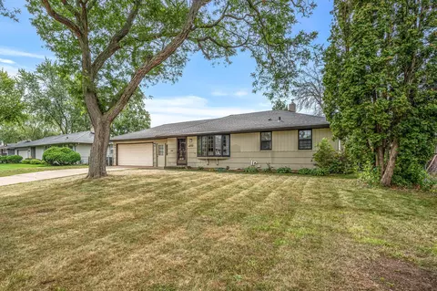 2288 Navajo Rd, North Saint Paul, MN 55109