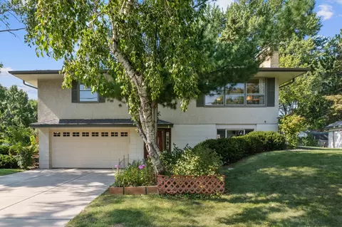 2522 Stanbridge Ave, Roseville, MN 55113