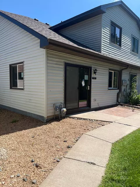 103 6th St NW #B, Elk River, MN 55330