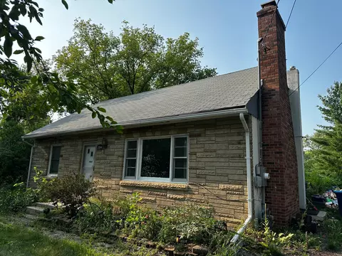 2264 W 105th St, Bloomington, MN 55431